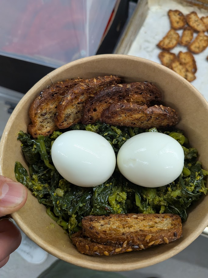 Verdure, uova e crostini