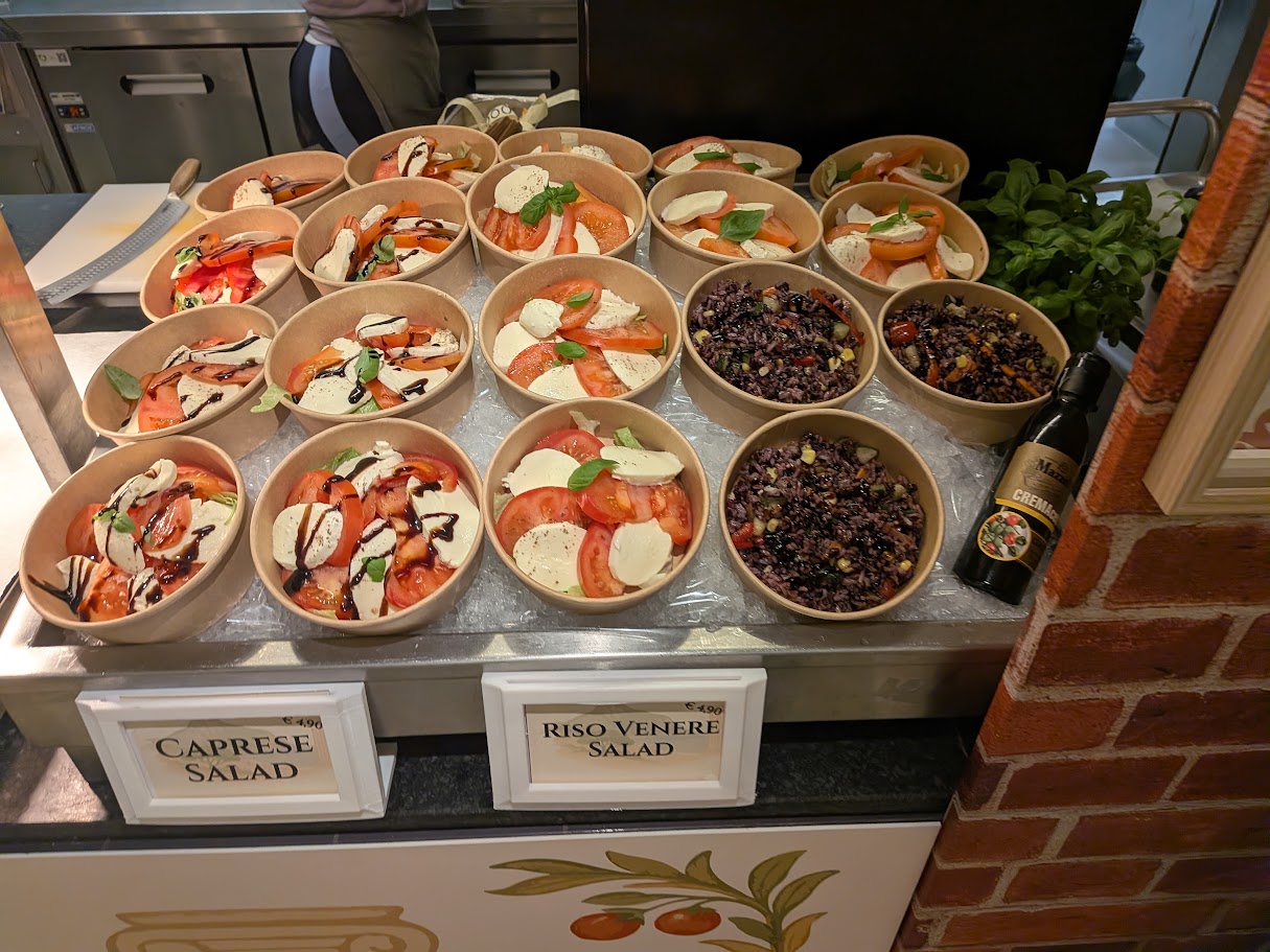 Caprese e insalate preparate al banco